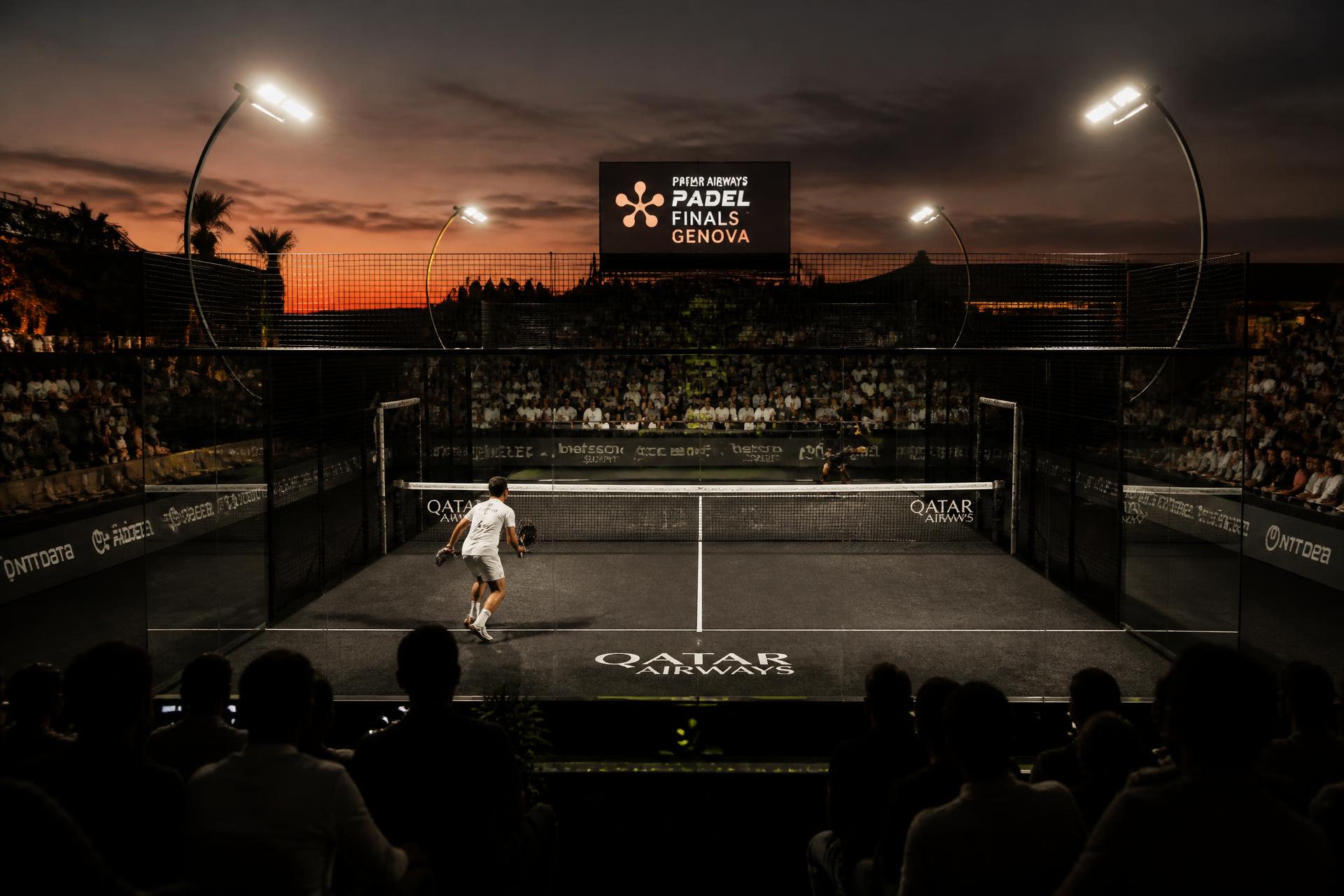 Padelfinale bij zonsondergang met vol publiek