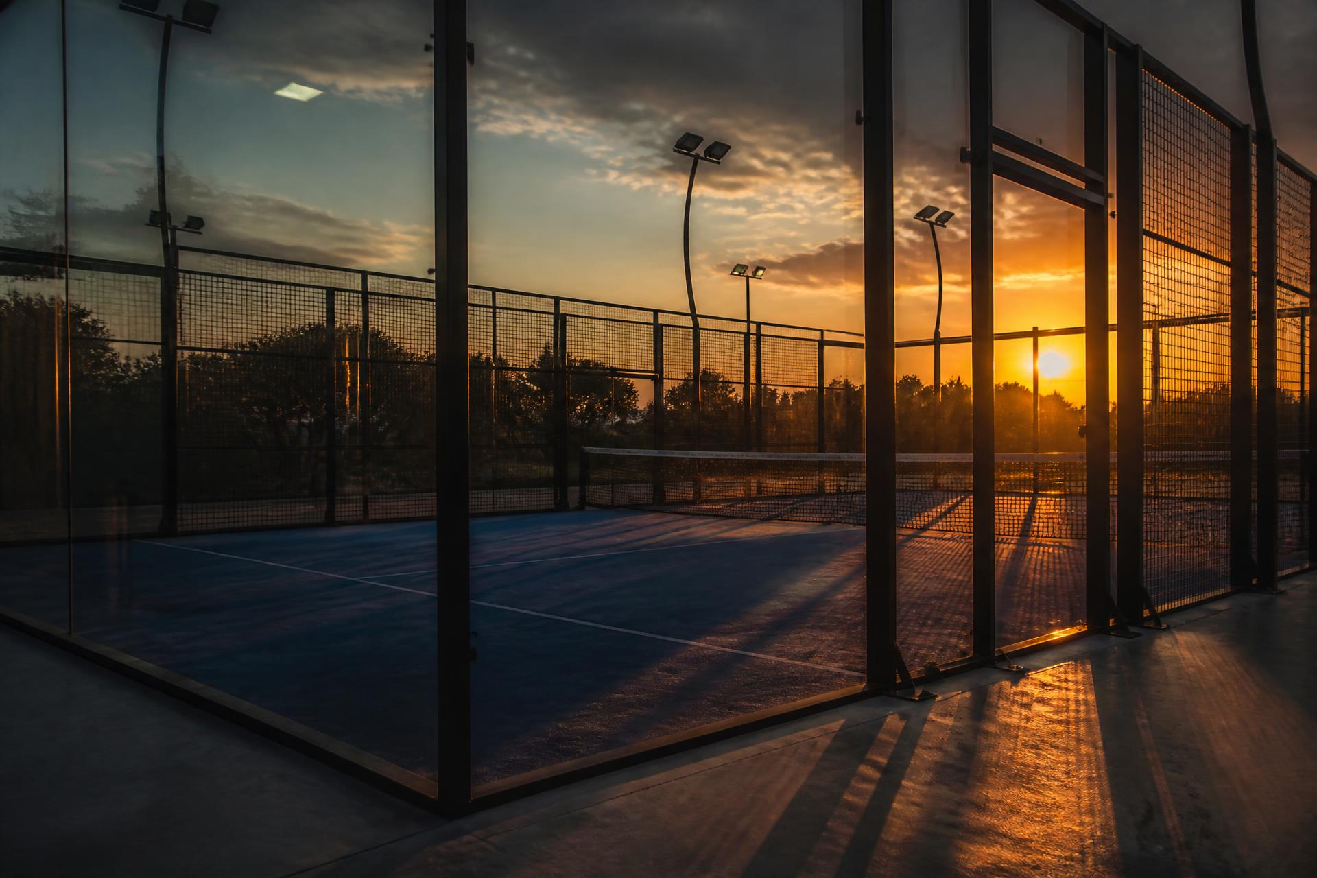 Padelbaan bij zonsondergang